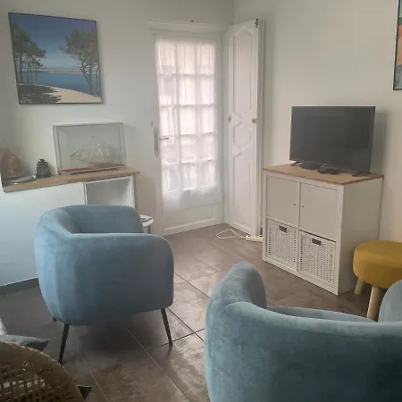 2 Pieces, Idealement Situe Plage Et Centre *